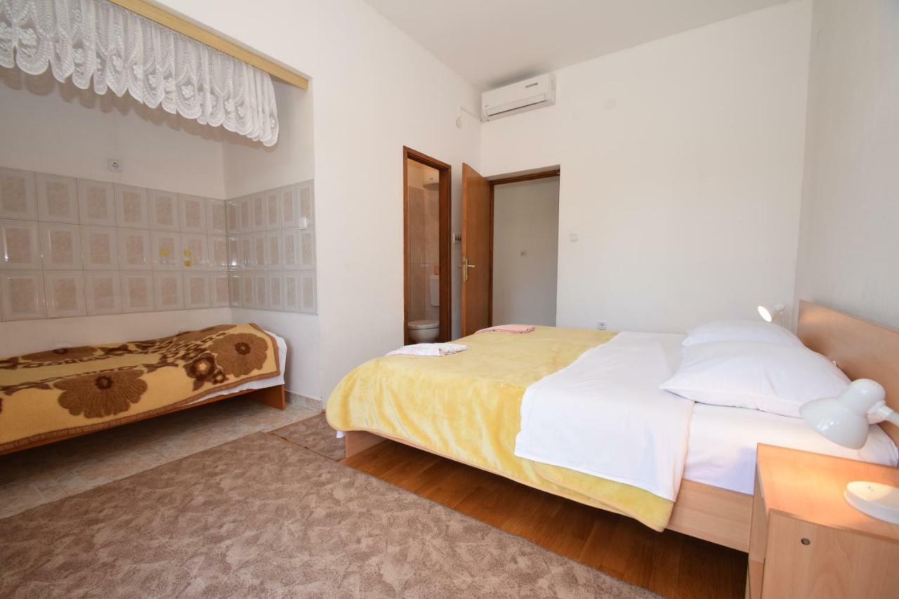 Apartments Ivan Starigrad Paklenica Buitenkant foto